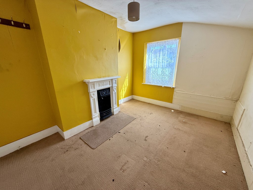 Lot: 150 - THREE-BEDROOM HOUSE FOR IMPROVEMENT - Bedroom three